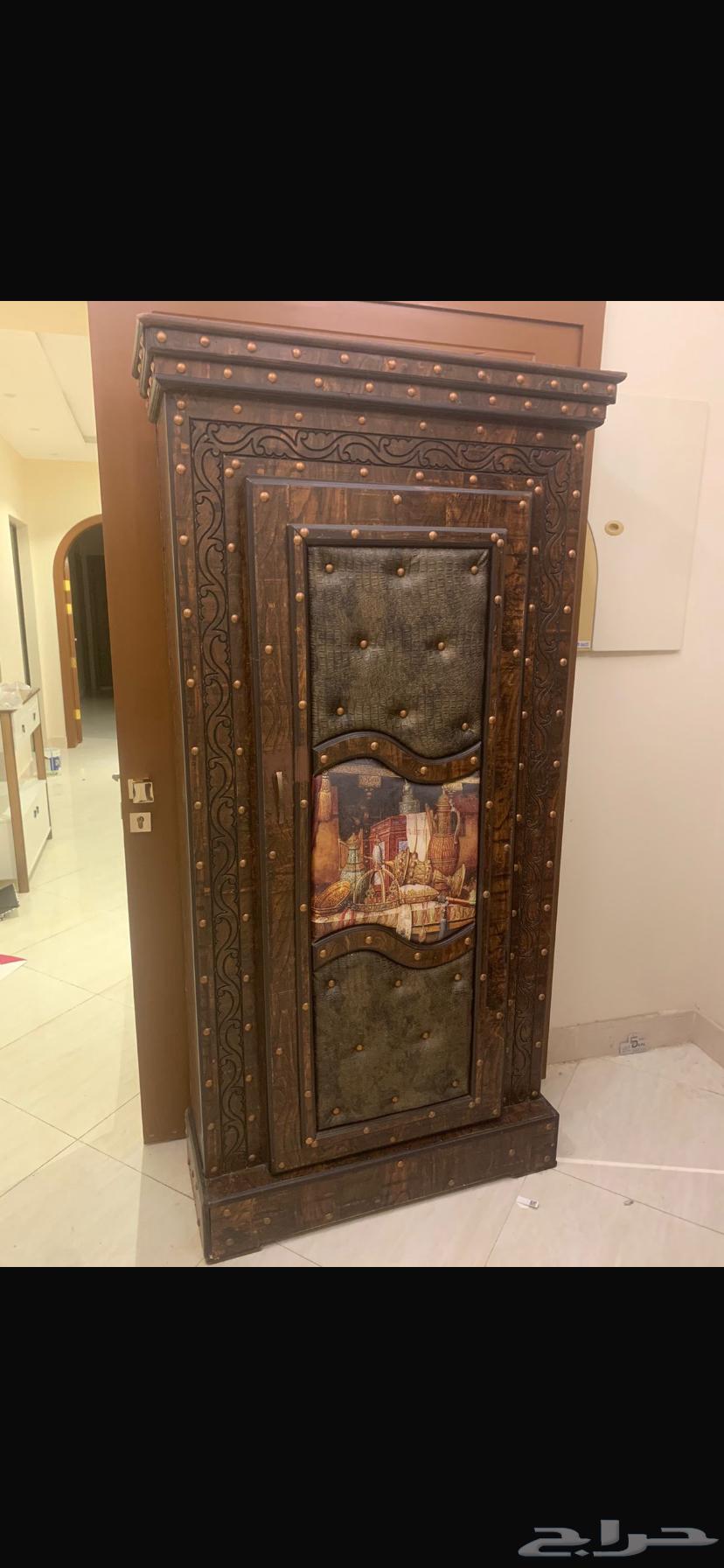 للبيع المستعجل دولاب عبايات نظيف64496626418177110