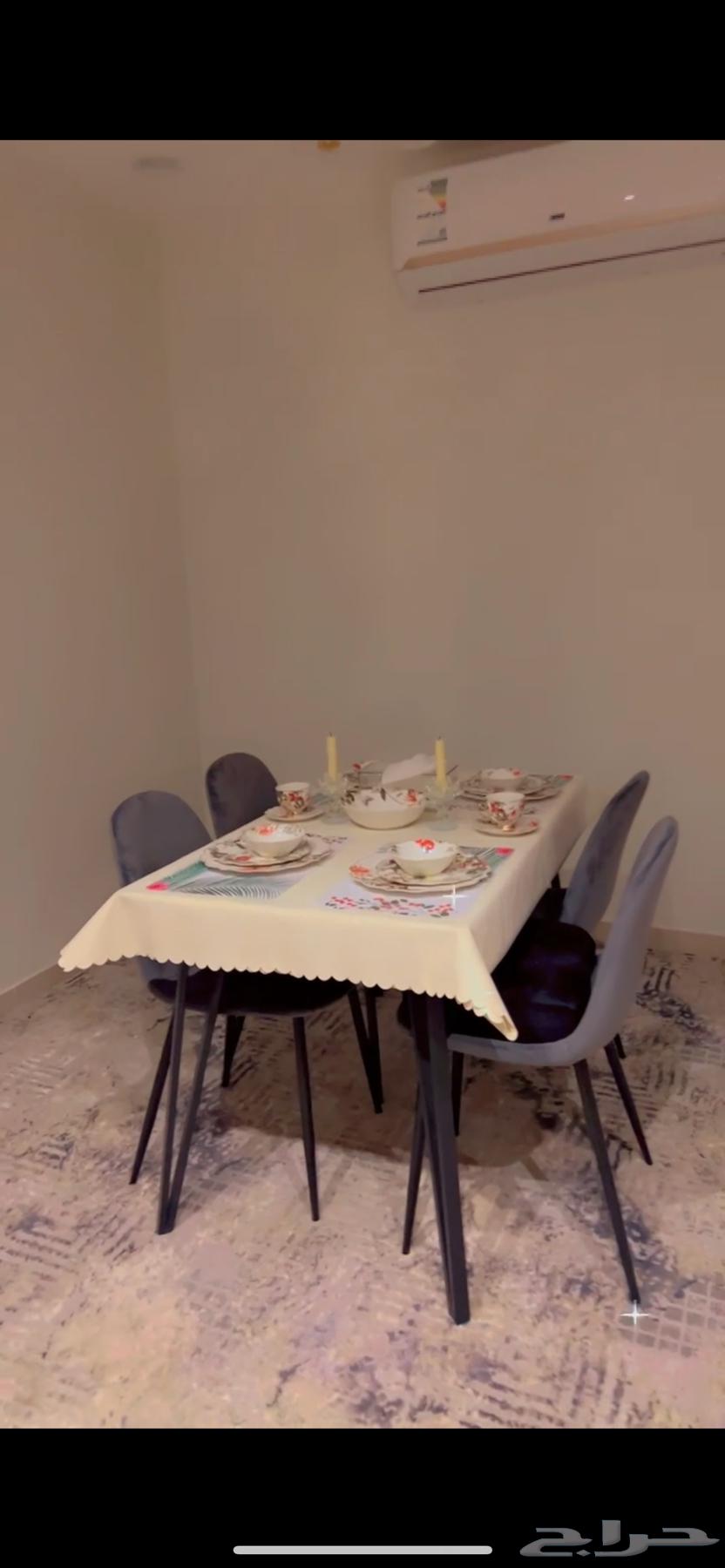 Dining table and 4 chairs64498425359489110