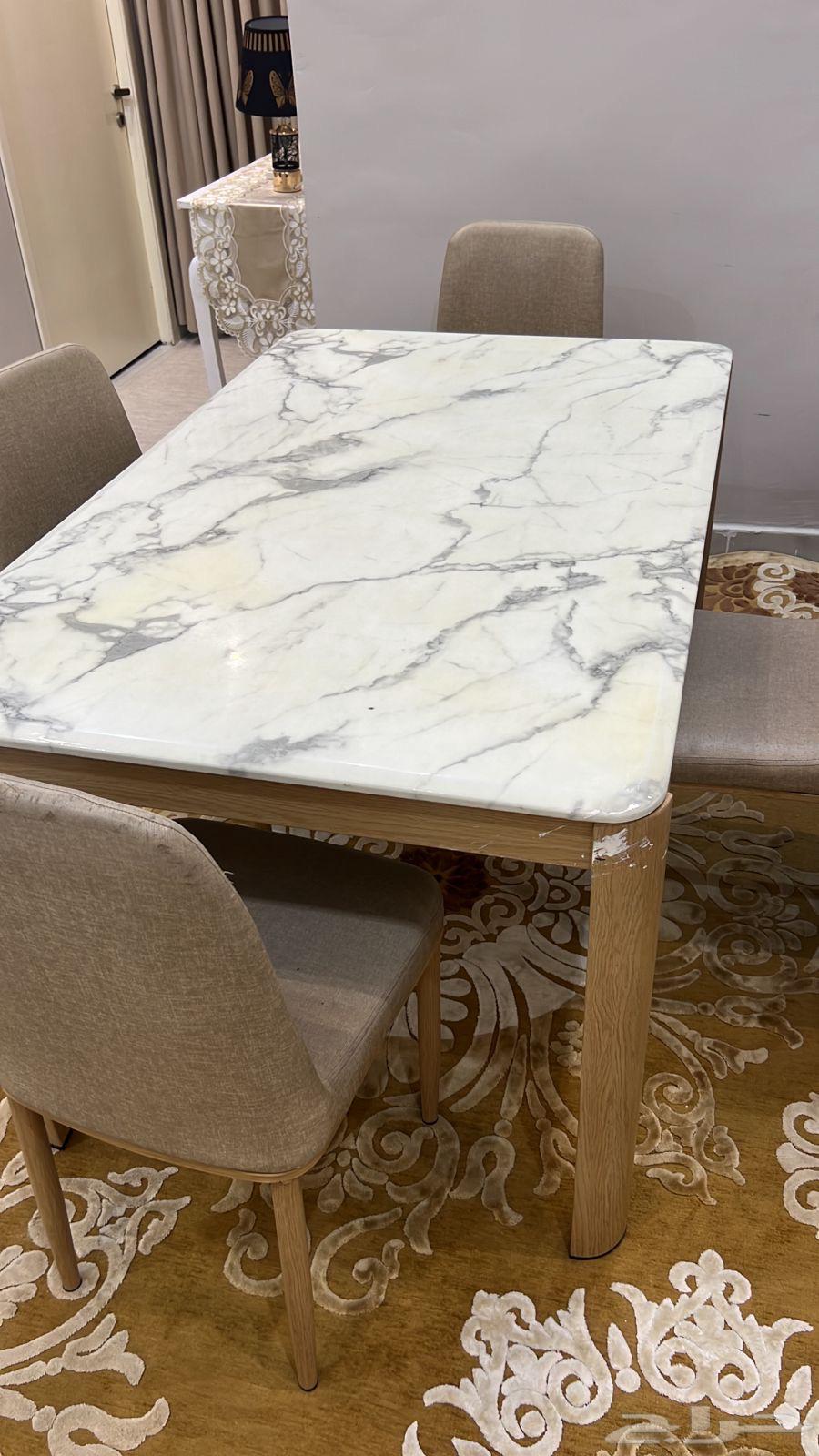 طاولة طعام للبيع اربعه كراسي64498439158402110