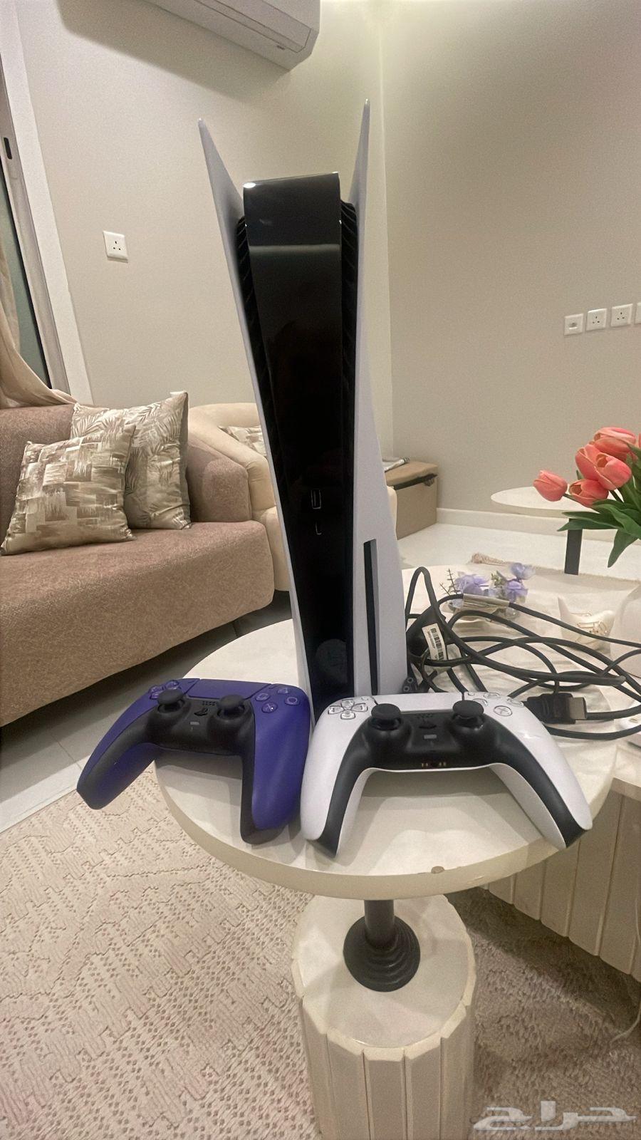 للبيع بلايستيشن 5 مع يدين64496447559810110