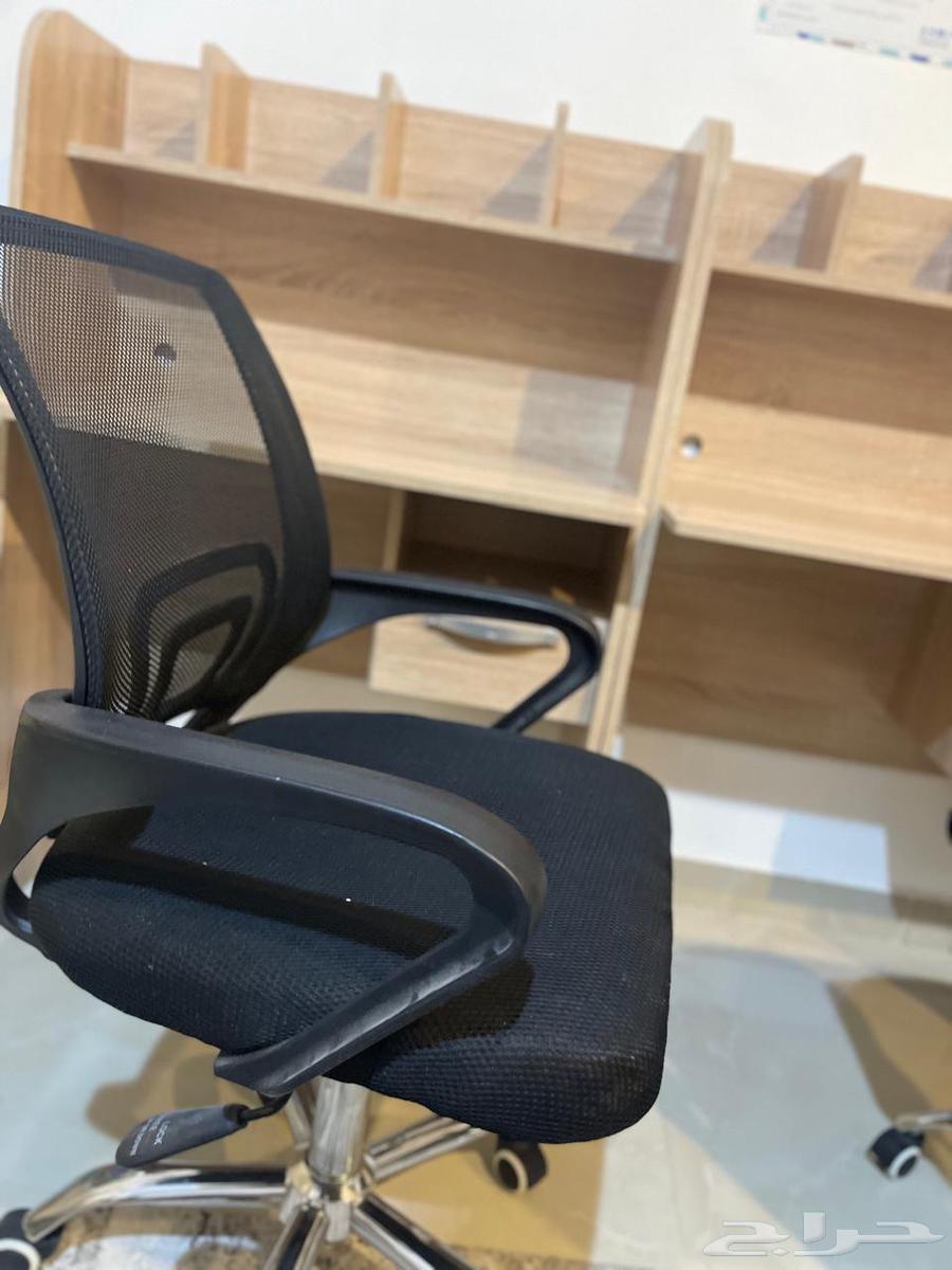 Office furniture in excellent condition, price of one desk is 100 and one chair is 10064500298409729113