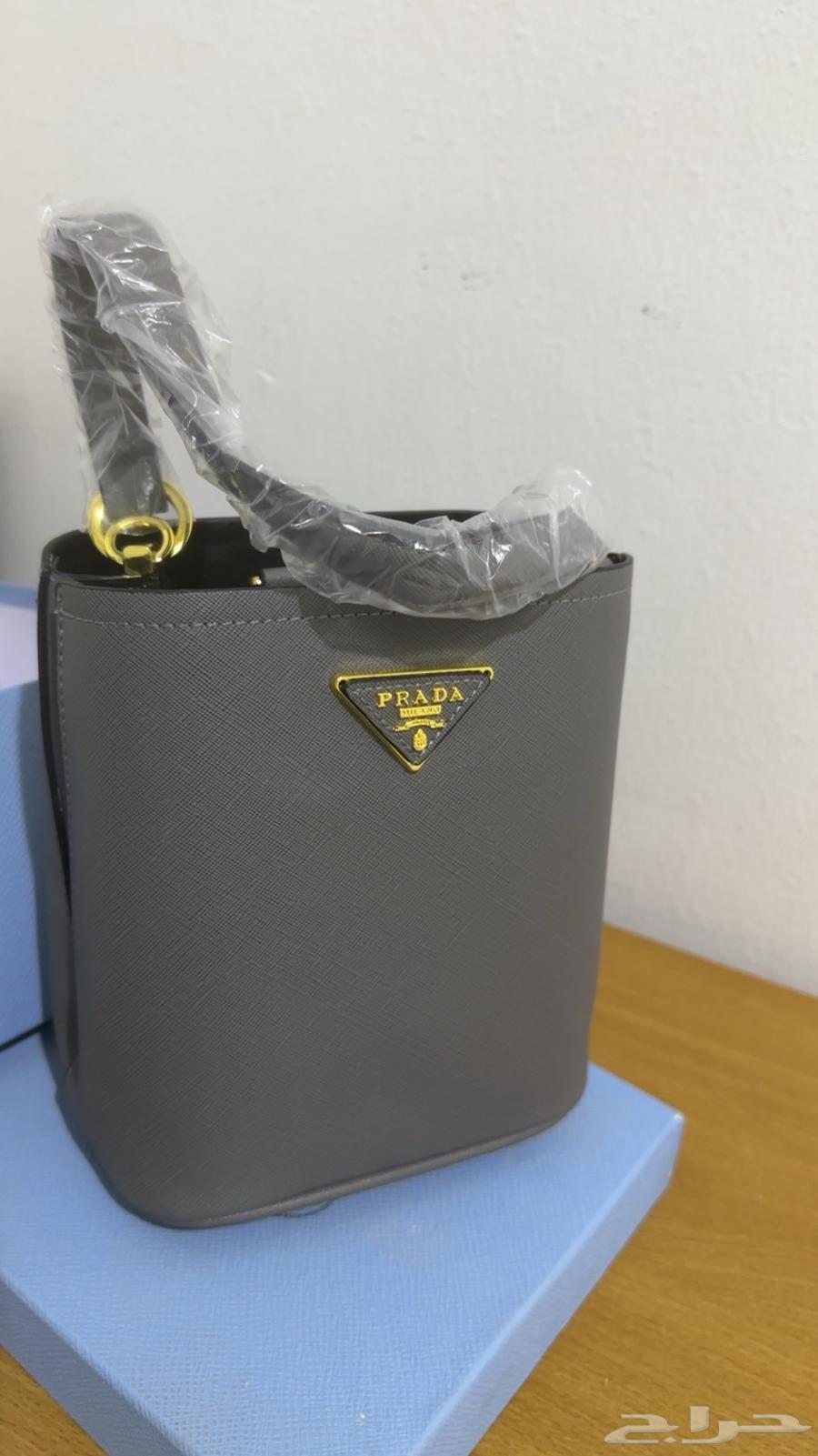 شنطة برادا رمادية درجة اولى جديدة64503322347267110