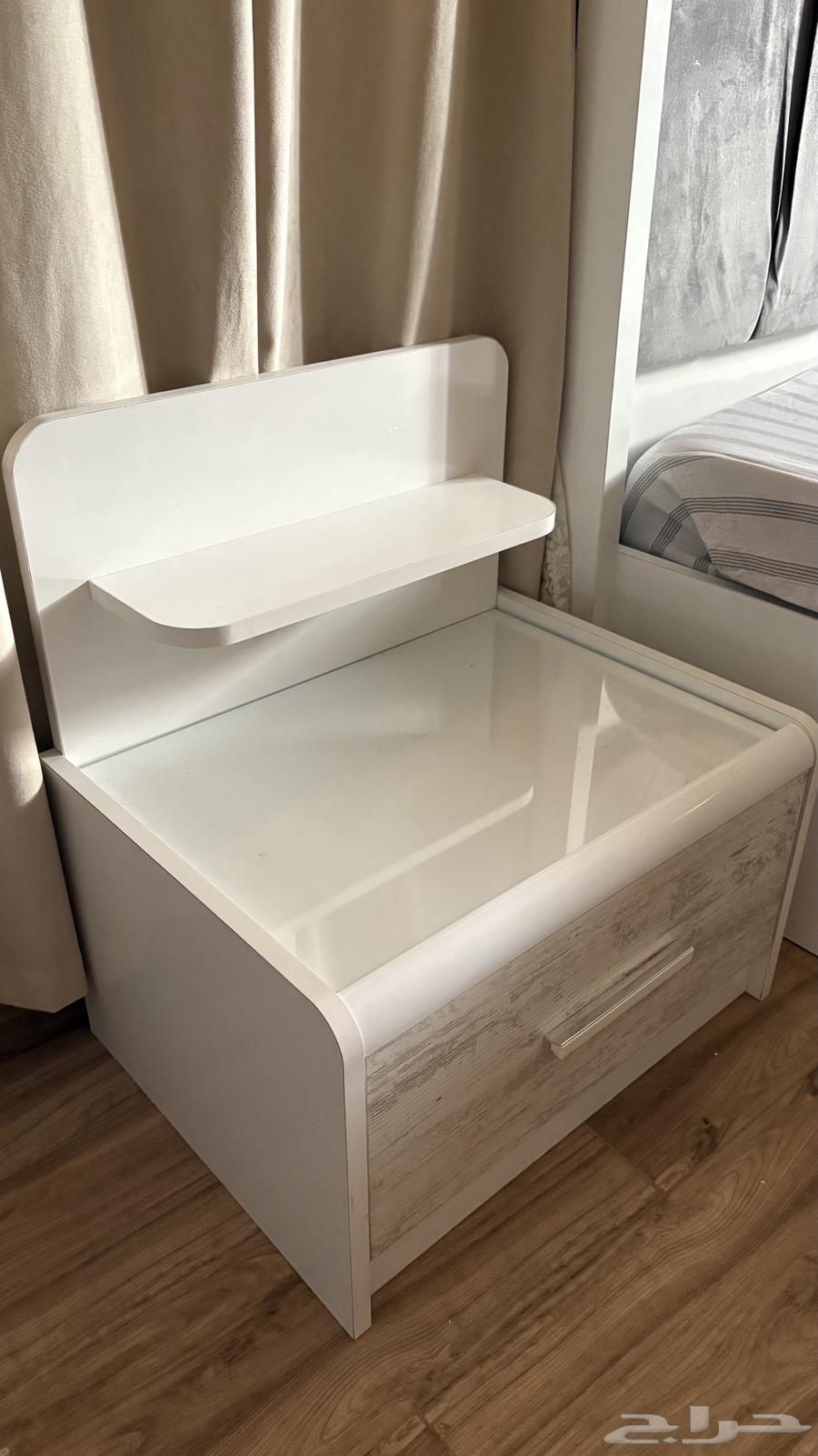 سرير مع مرتبه وطاولتين للبيع64503801755009112
