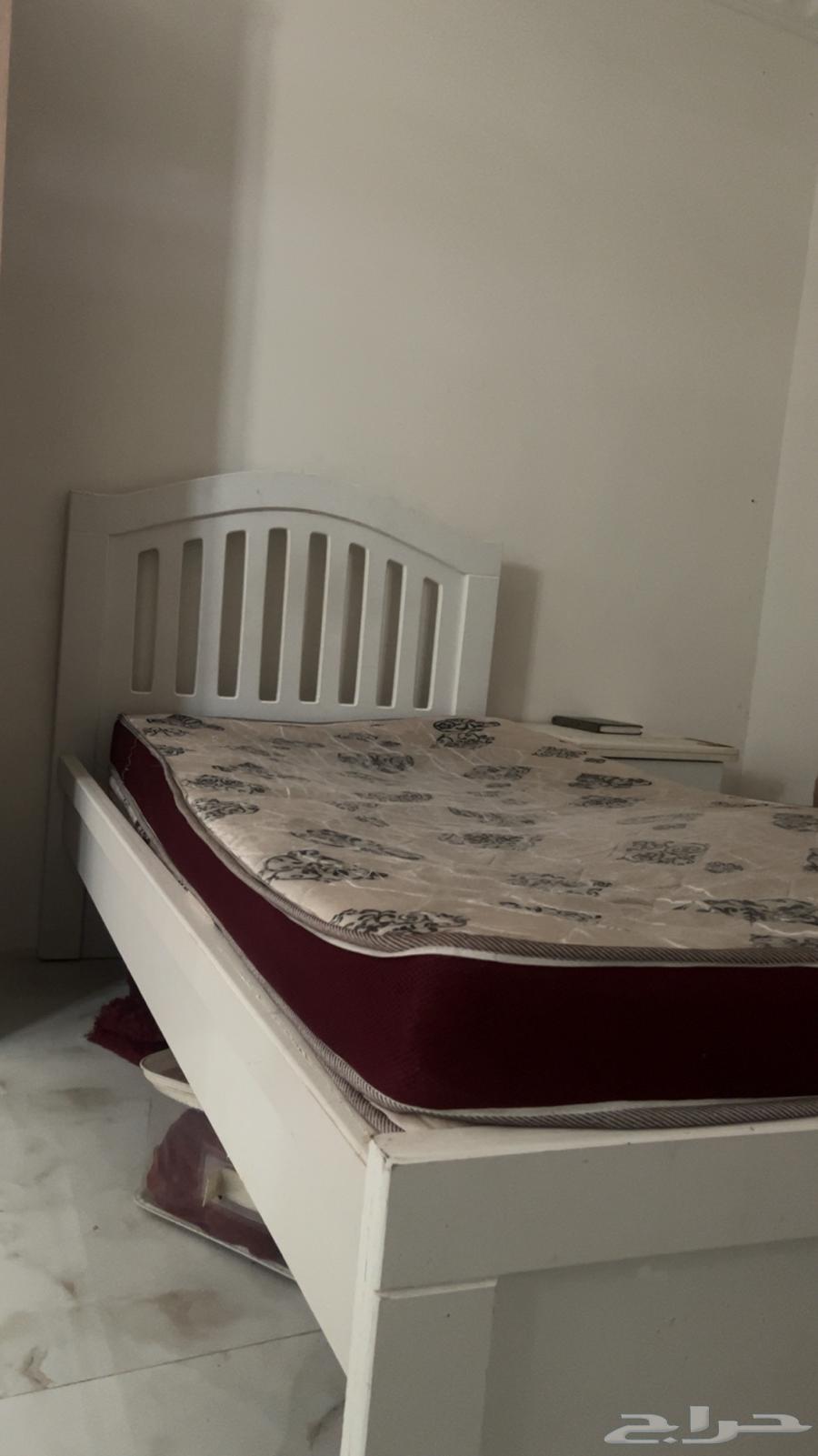 Single bed with mattress for those who need them64504997667074110