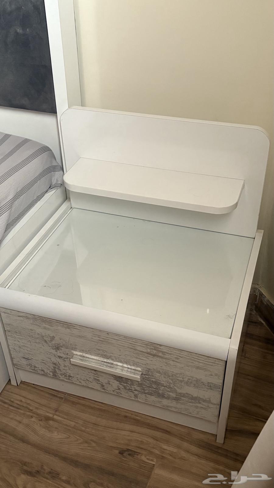 سرير مع مرتبه وطاولتين للبيع64503801755009113