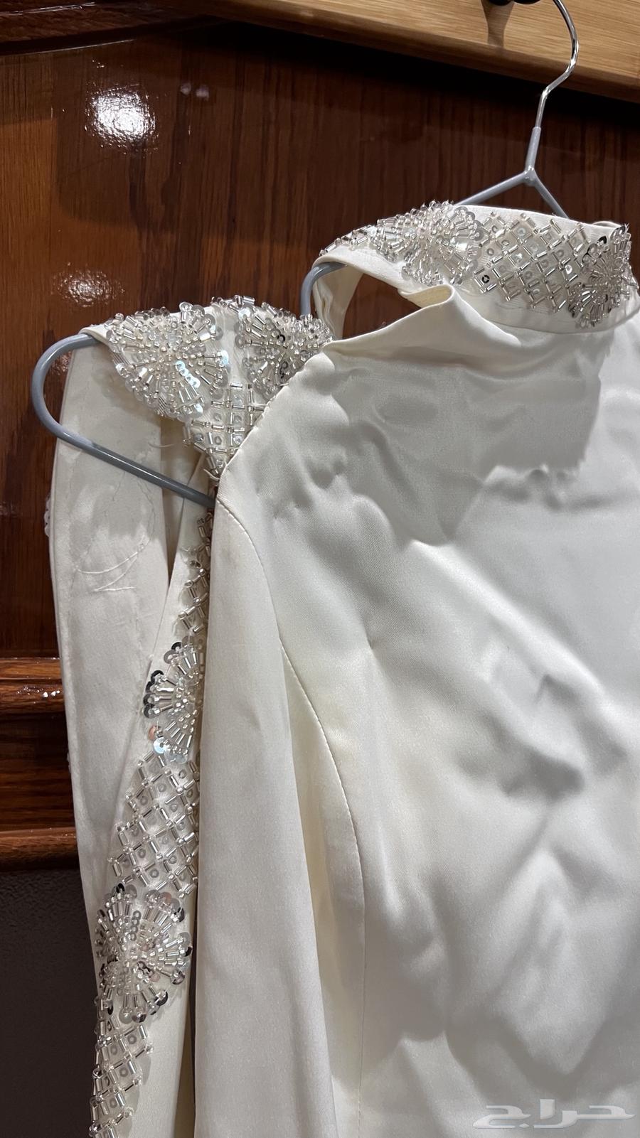 لم يلبس الا مره واحده يلبس مقاس ميديم و سمول64508285125890110