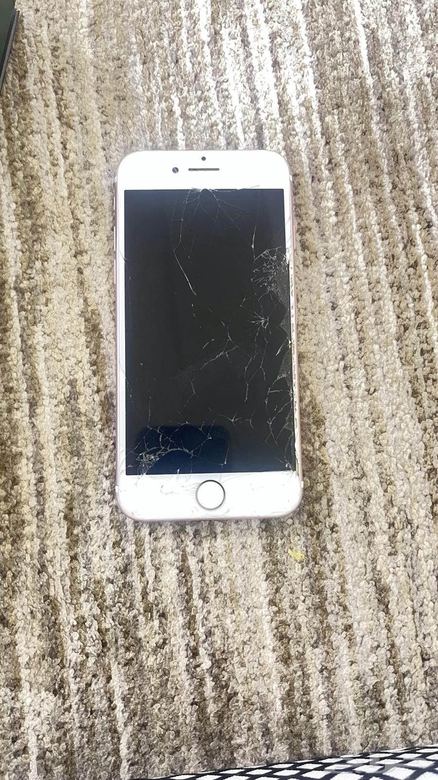 iPhone 7 phone in good condition but needs speaker cleaning and screen replacement64509602690178110
