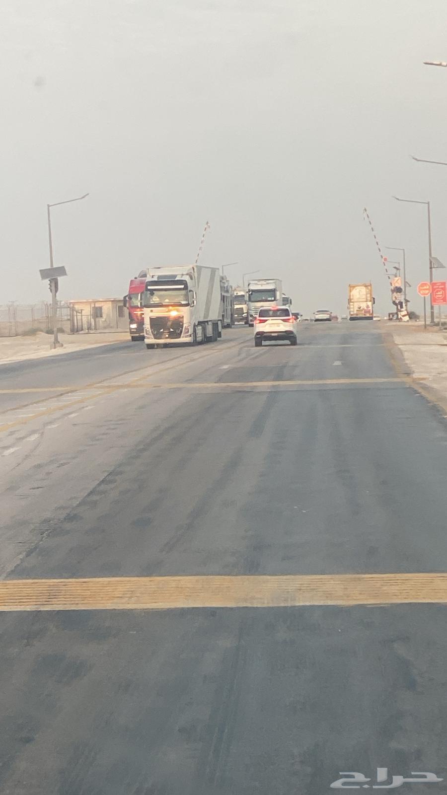 We have dump trucks available for supply from Riyadh to Dammam and its surroundings64148950266626110