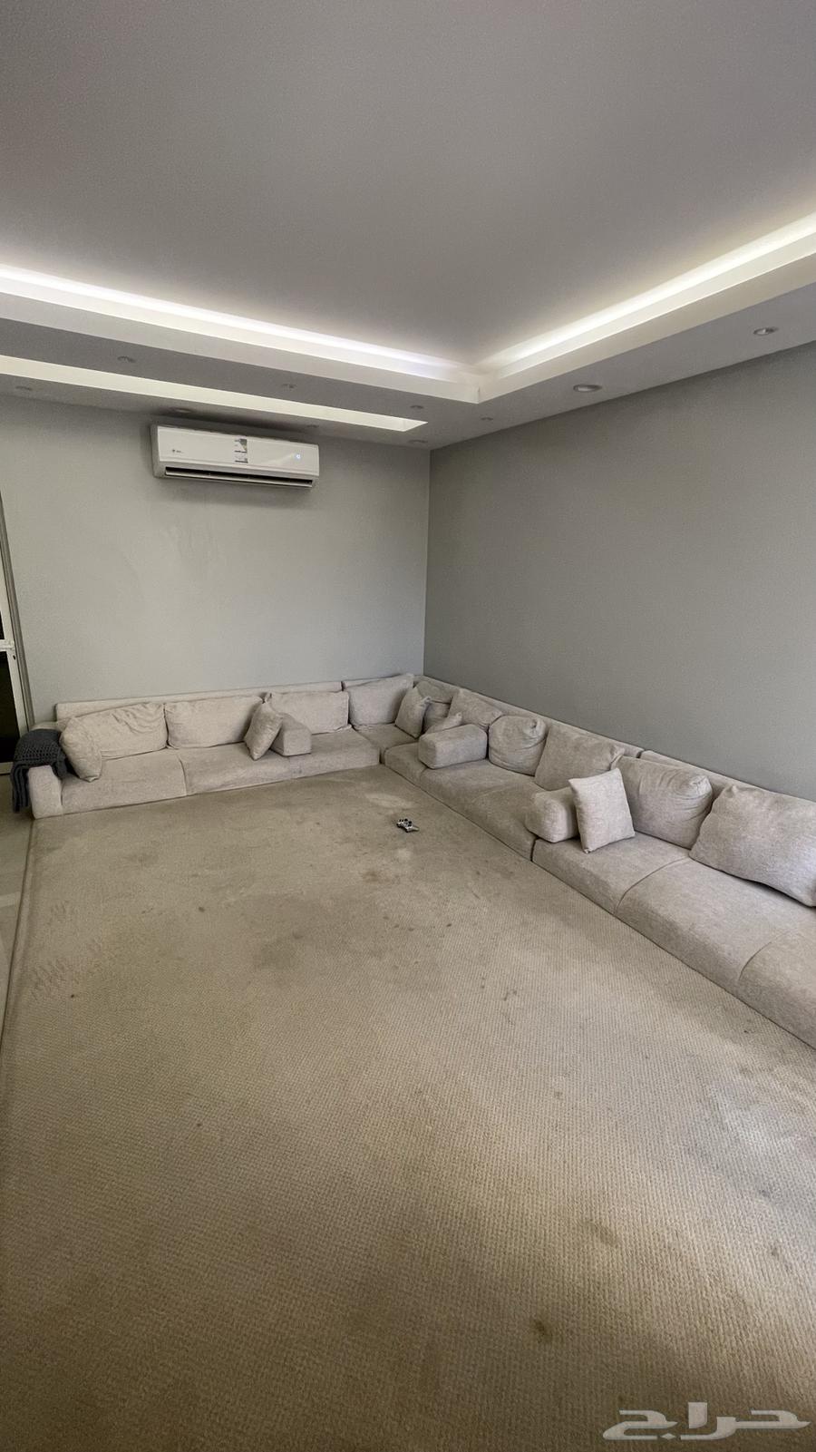 Floor seating64505674768770112