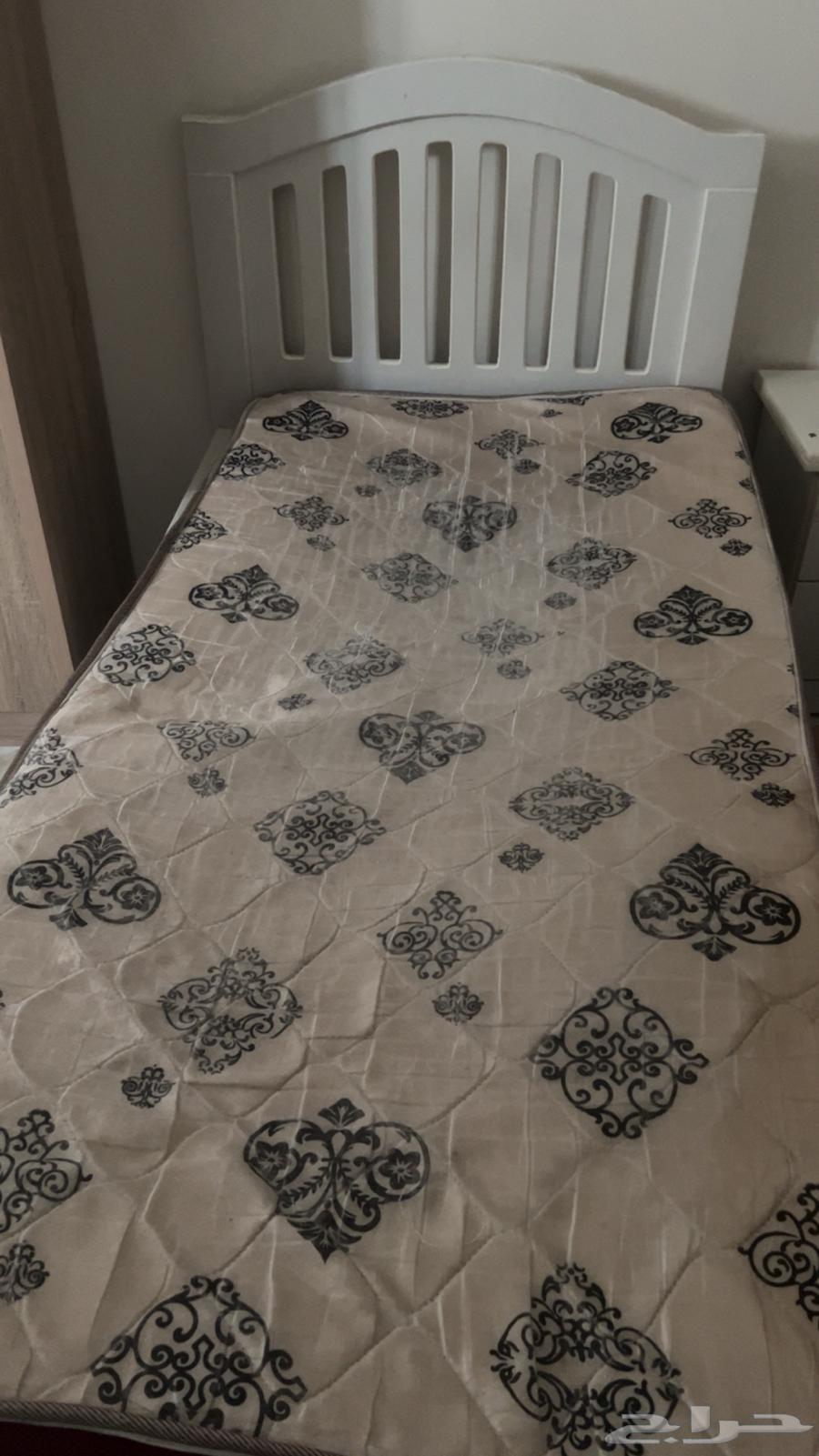 Single bed with mattress for those who need them64504997667074112