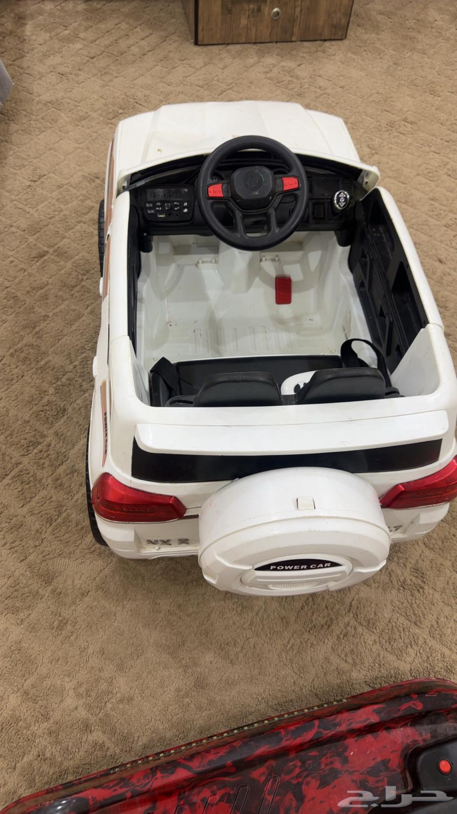 سيارة اطفال بحالة جيده ويوجد معه شاحن64503857283585111