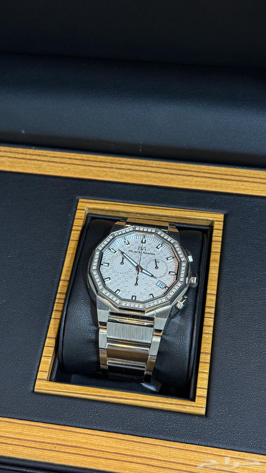 Swiss diamond watch never used before and comes with a 3-year warranty64506802598915113