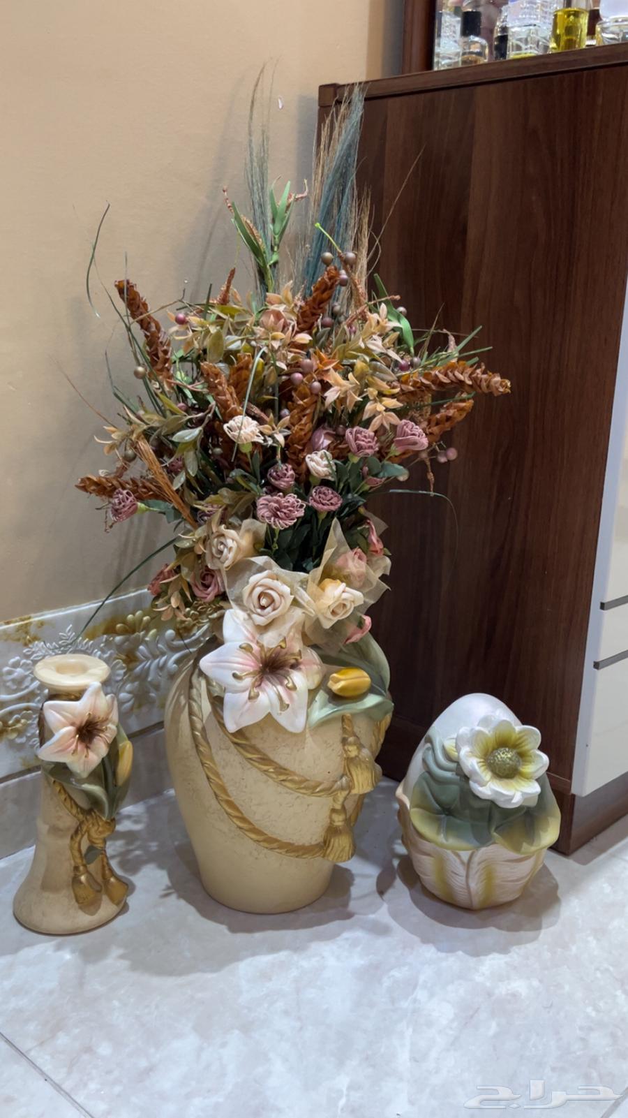 Clean wall clock and decorations64508761320577111