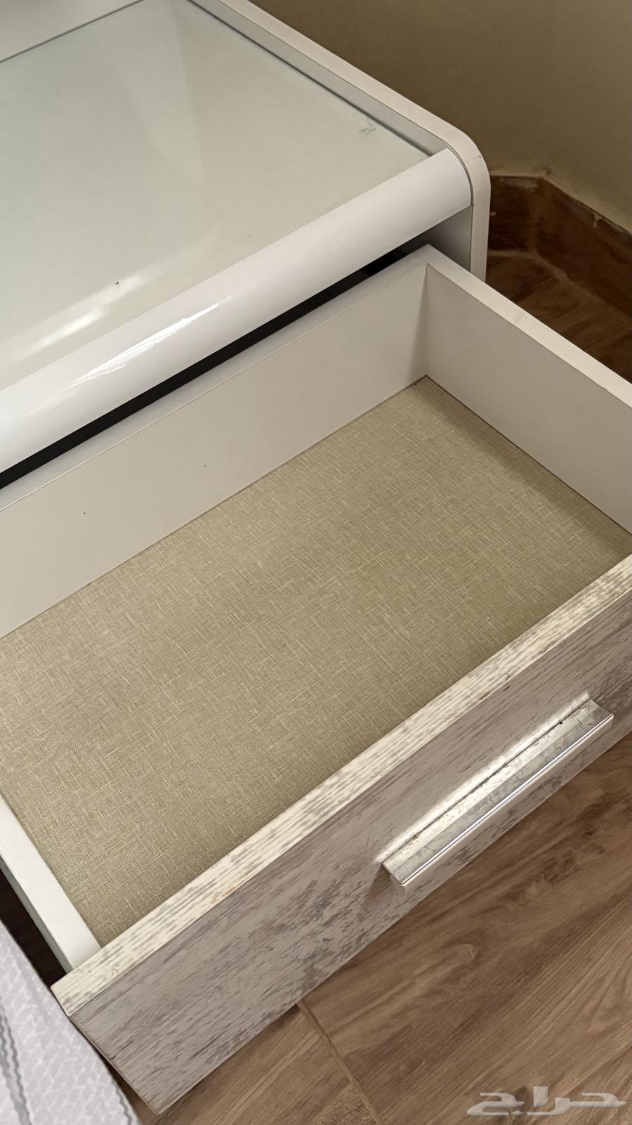 سرير مع مرتبه وطاولتين للبيع64503801755009114