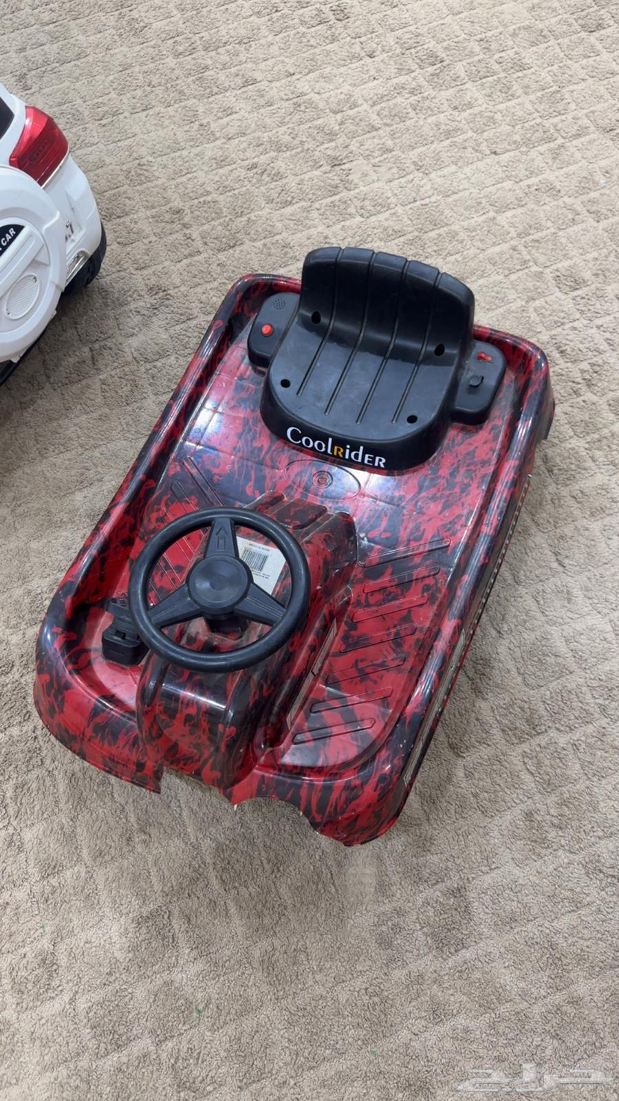 سيارة اطفال بحالة جيده ويوجد معه شاحن64503857283585113