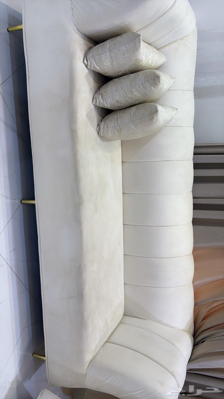 Sofa64509757223042112