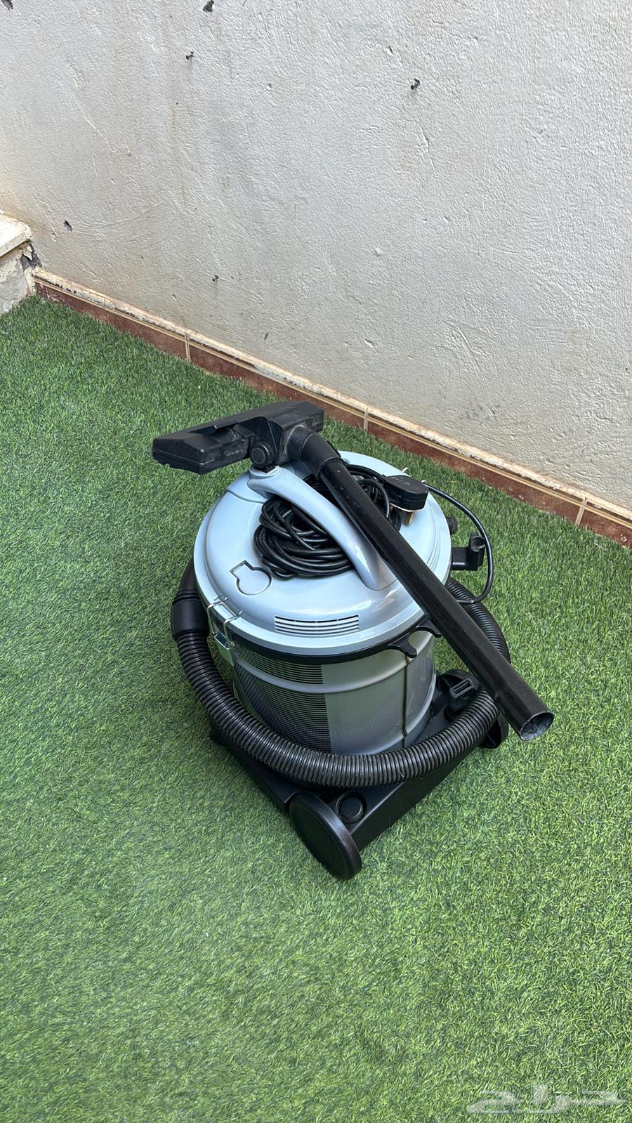 مكنسه كهرباء 1800 واط للبيع اموره تمام بس فيه كسر على العصى64506746508290110