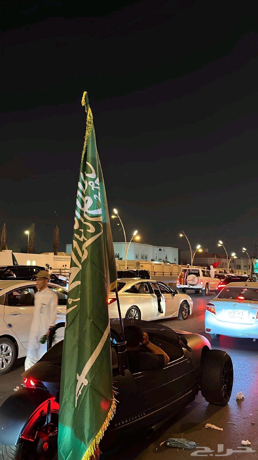 علم اليوم الوطني السعودي مع العمود والقاعدة للجيوب والجموس64510366656129111