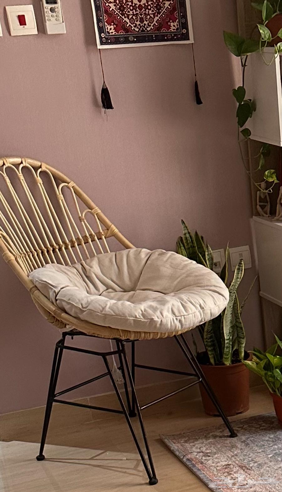 كرسي راتان بامبو جميلة ونظيفة ب 200 ريال مع الوسادة64503404474883110