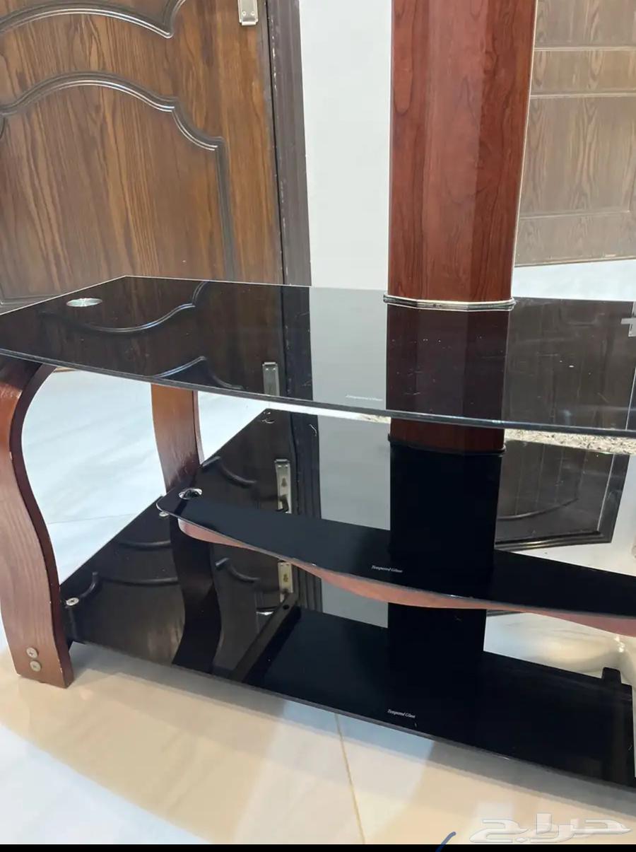 طاولة تلفزيون شبه جديده للبيع64504695518338111