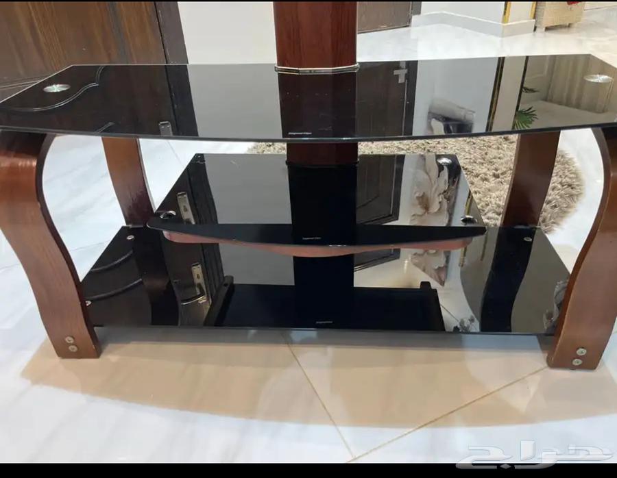 طاولة تلفزيون شبه جديده للبيع64504695518338110