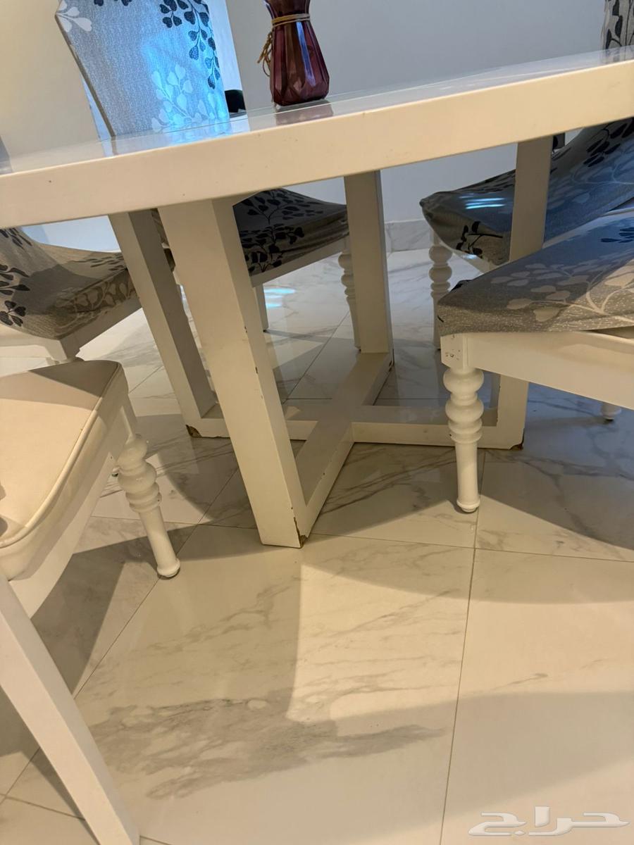 Dining table64509138184194112