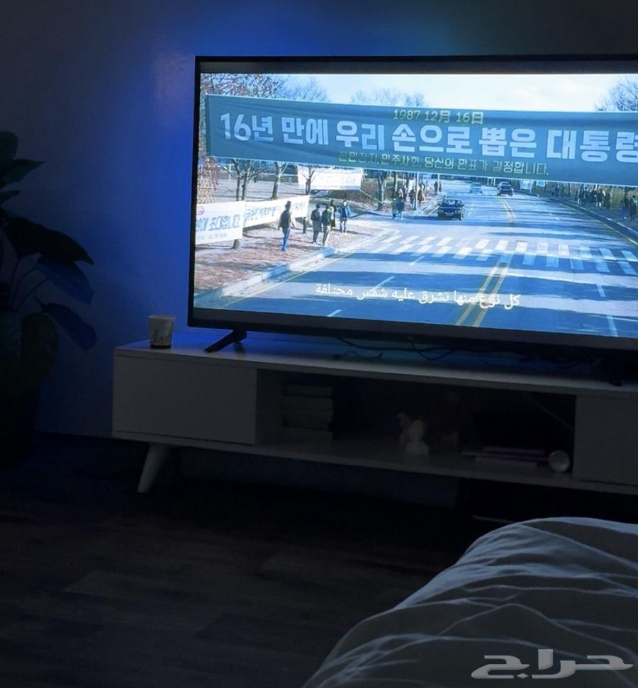 TV screen with table64510803259267110