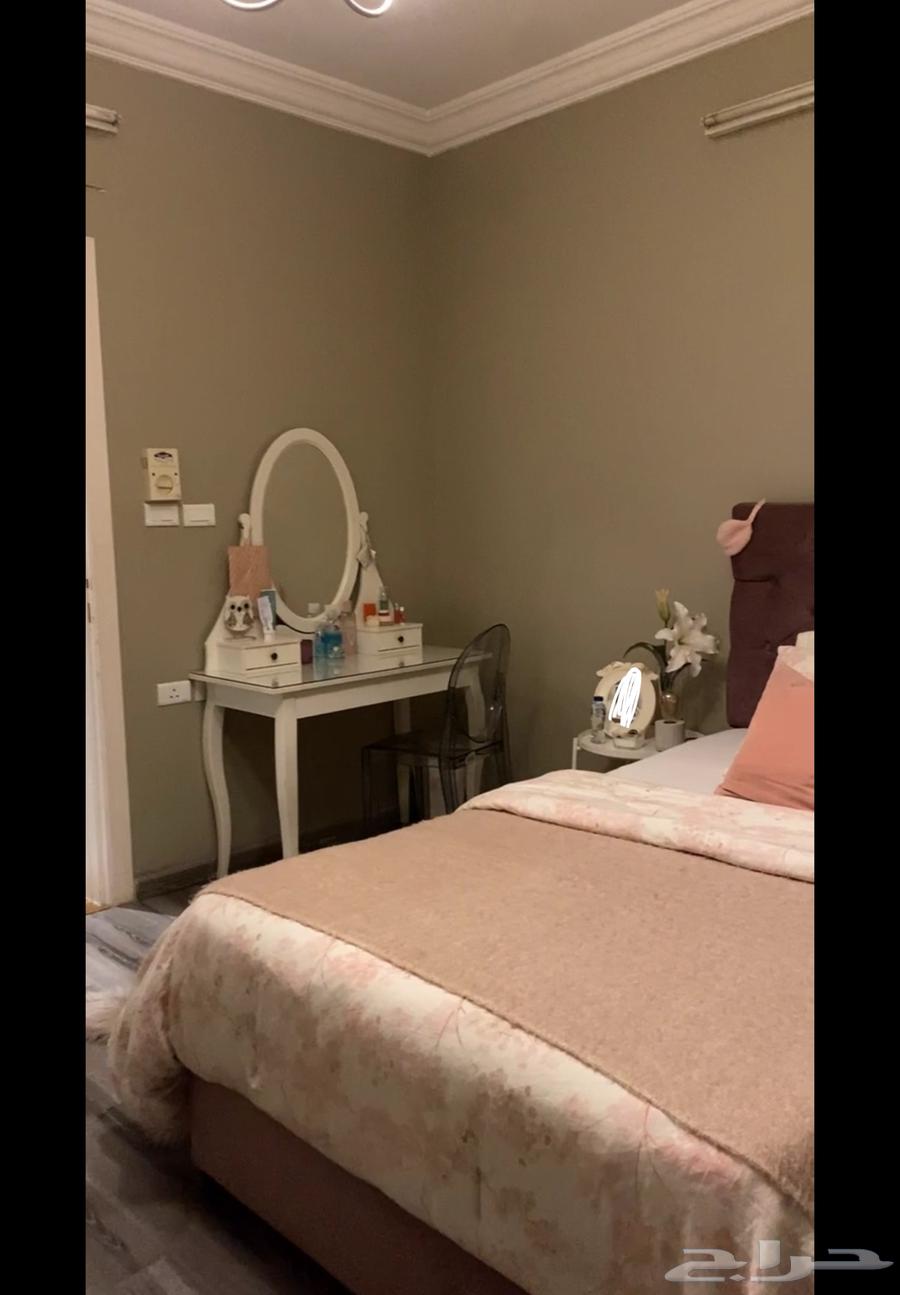 Girls' room (dresser, chair, bed, side dresser, desk, chandelier)64510521431937113