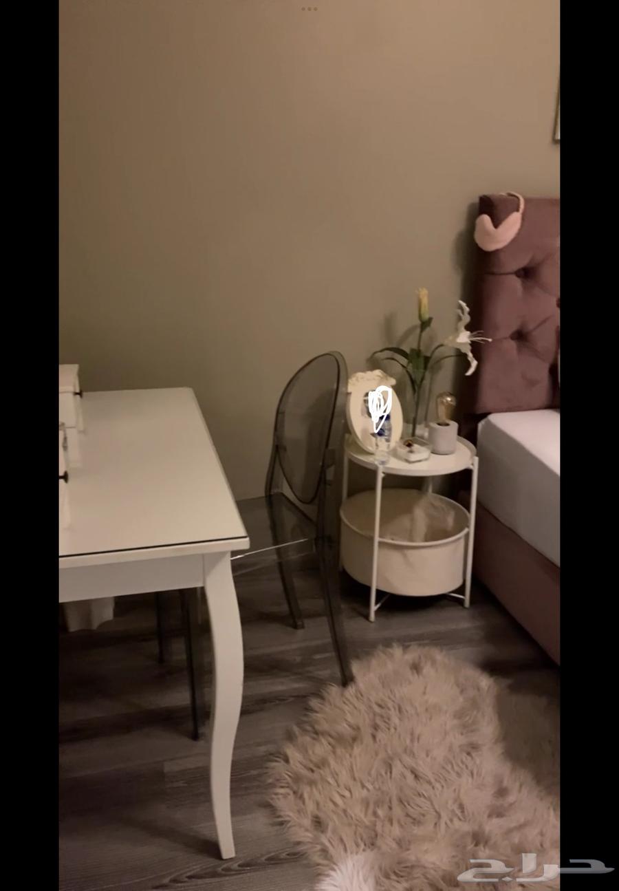 Girls' room (dresser, chair, bed, side dresser, desk, chandelier)64510521431937114