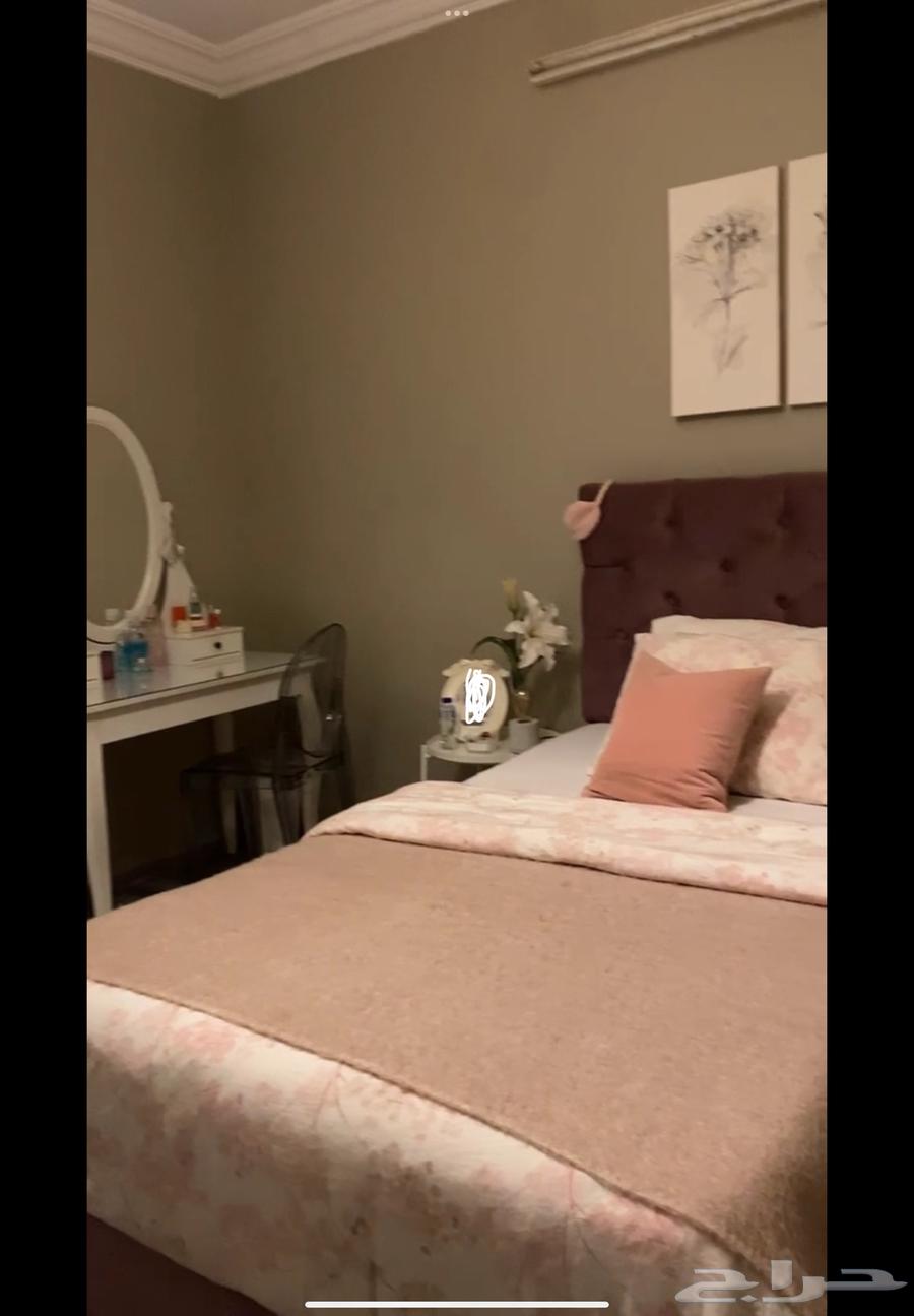 Girls' room (dresser, chair, bed, side dresser, desk, chandelier)64510521431937112