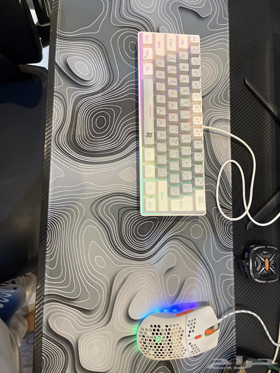 Sony 4 controllers and 22-inch screen with headset, mouse, and keyboard64503294946561110