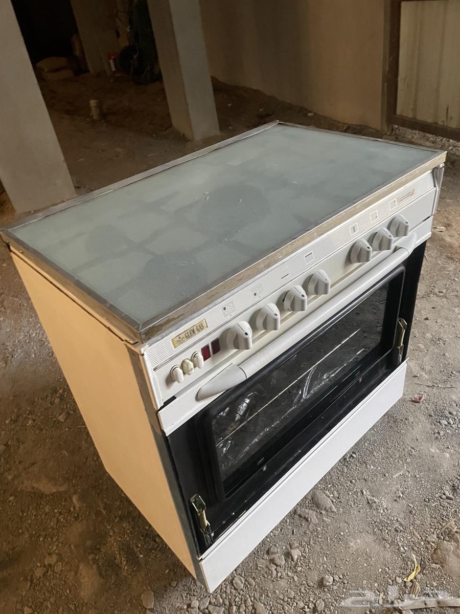 Old clean oven with a zigzag design64507710589698114