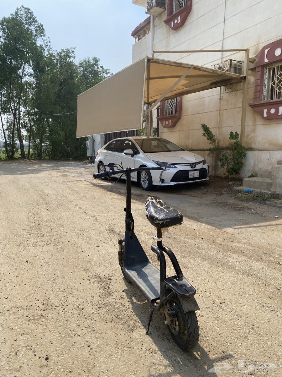 سكوتر نظيف بس فيه البطاريه و الدعسه كلشي صلحان حتى الدينمو64510140080514110