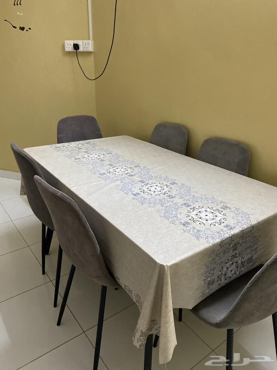 طاولة 6 كراسي بحاله جيدة ب200 ريال قابل للتفاوض64509279014530110