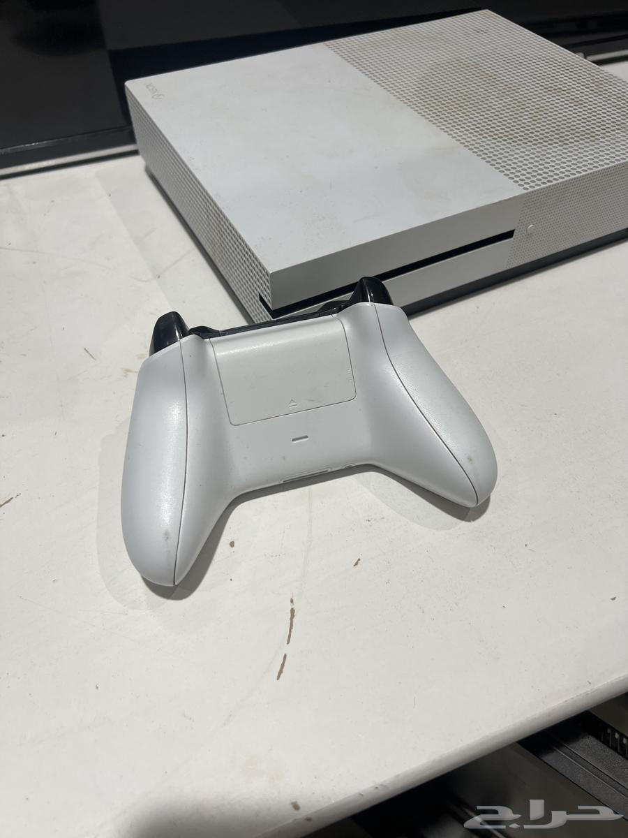 Sony Xbox in excellent condition, no issues at all, comes with one hand64503637173251113