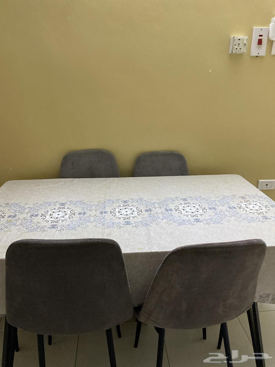 طاولة 6 كراسي بحاله جيدة ب200 ريال قابل للتفاوض64509279014530111