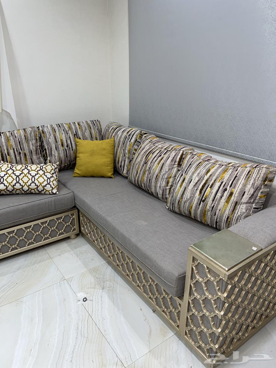 كنبين وطاوله مع كراسي للبيع64508887814658110