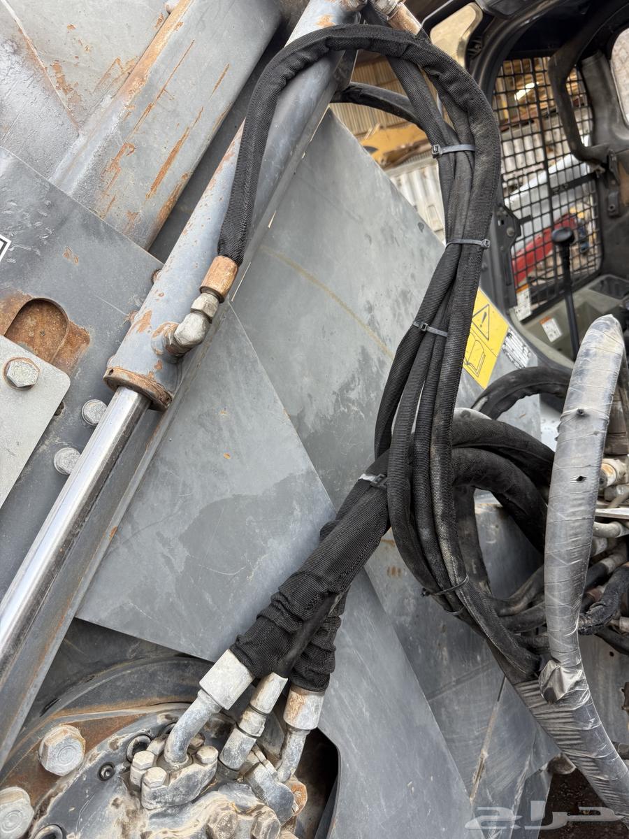 Tractor with Bobcat and scraper for sale64508677512323113