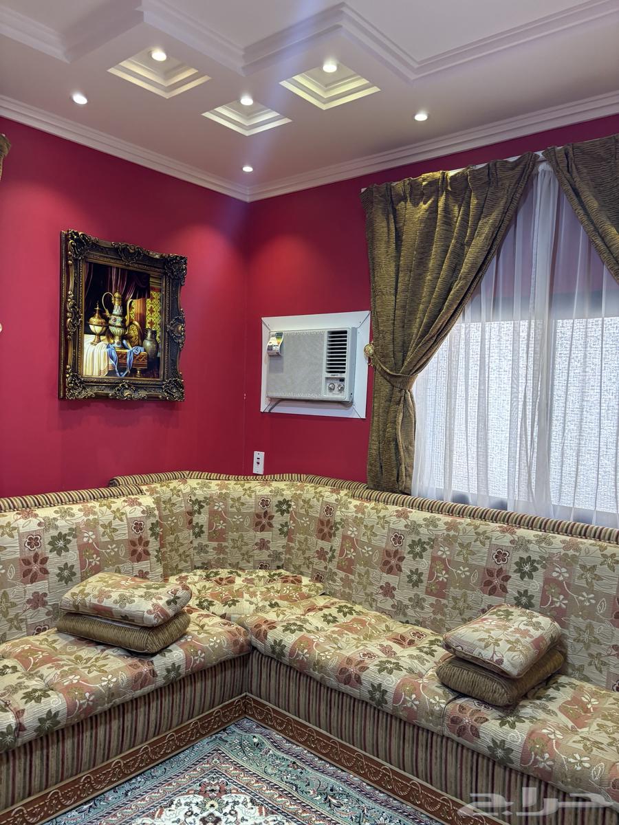 كنب متواصل وستاير 2 ولوحات 2 وصندوق مصالي ومنظر ورد زجاجي64508775121921114