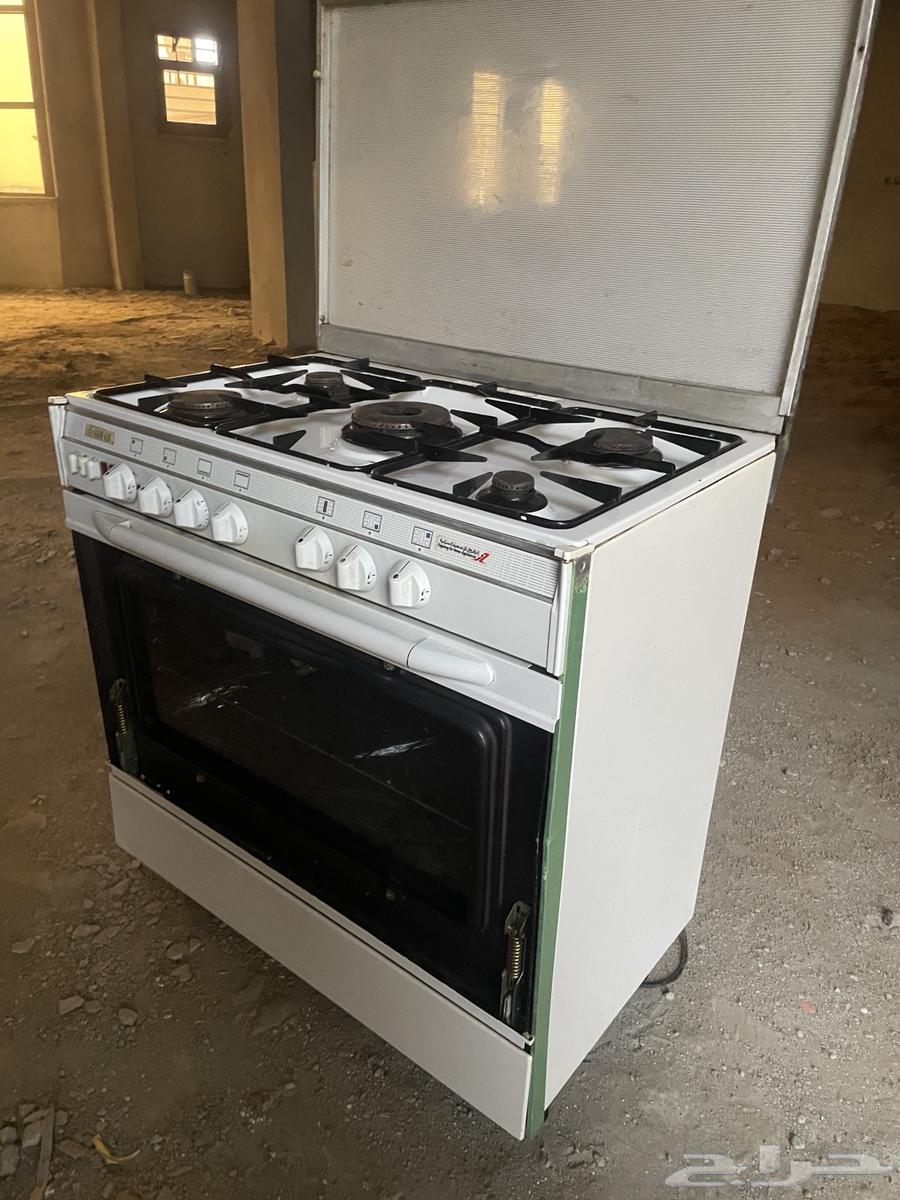 Old clean oven with a zigzag design64507710589698110