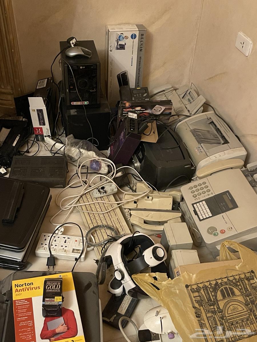 Old and vintage electronic devices, fax machines, printers, headphones..64507824020739111