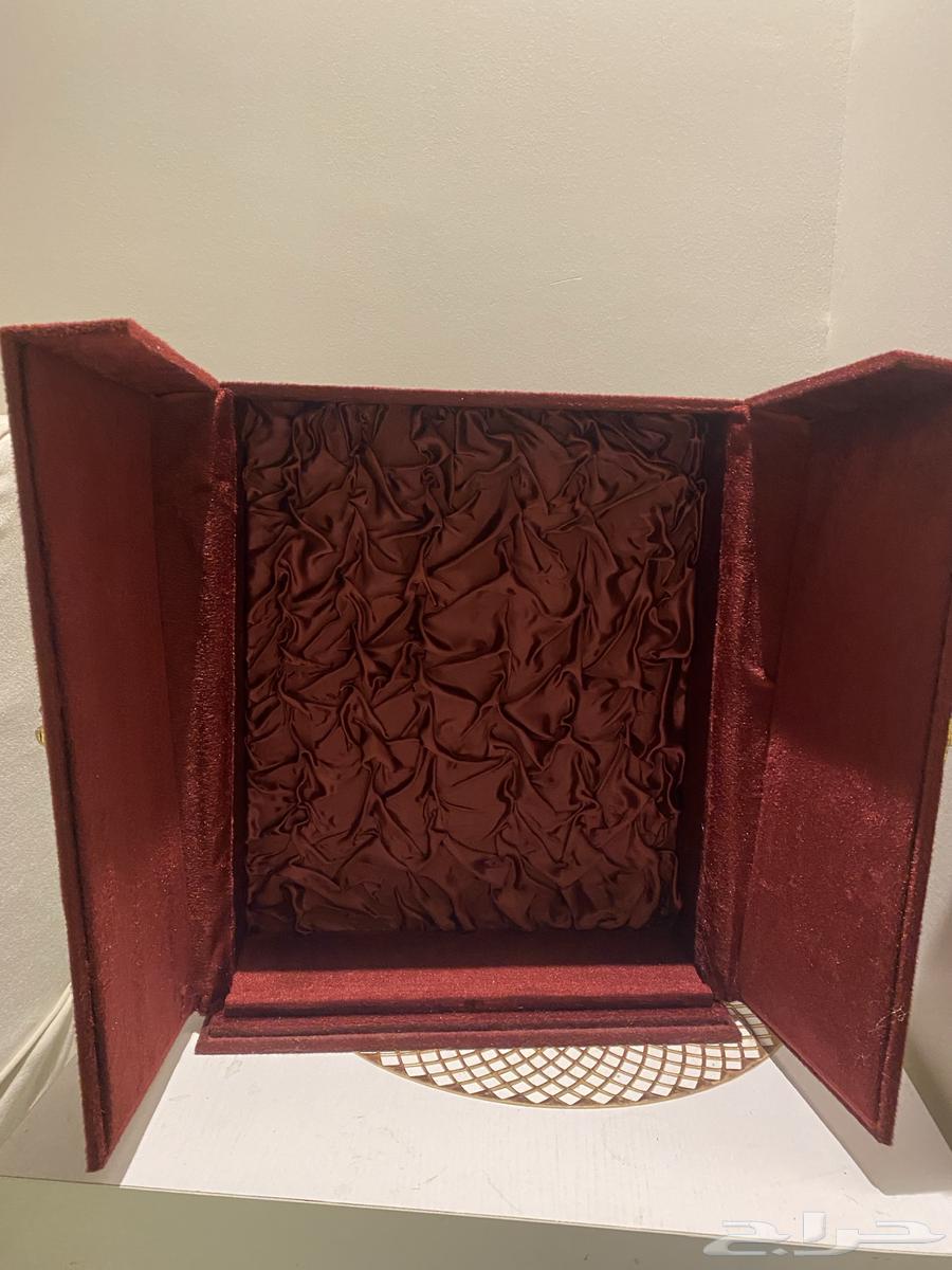 Large, clean, new 44 by 33 souvenir box64503294937218111