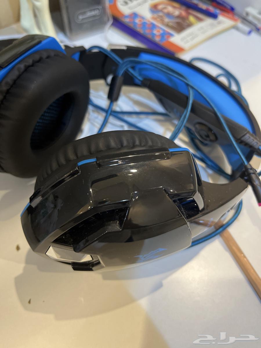 Sony 4 controllers and 22-inch screen with headset, mouse, and keyboard64503294946561114