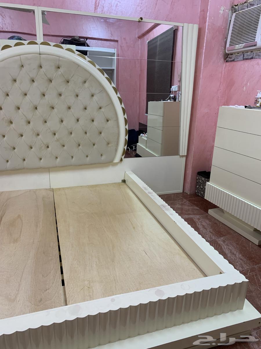 هيكل سرير مدمج مع مرايه مع الجوانب بشكل حديث مدرين64506956317442111