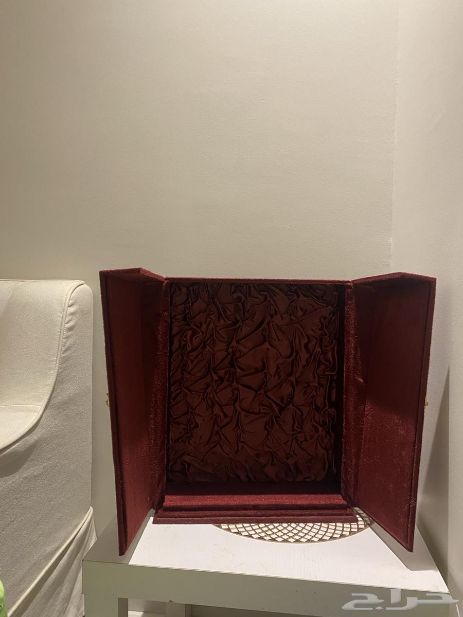 Large, clean, new 44 by 33 souvenir box64503294937218112