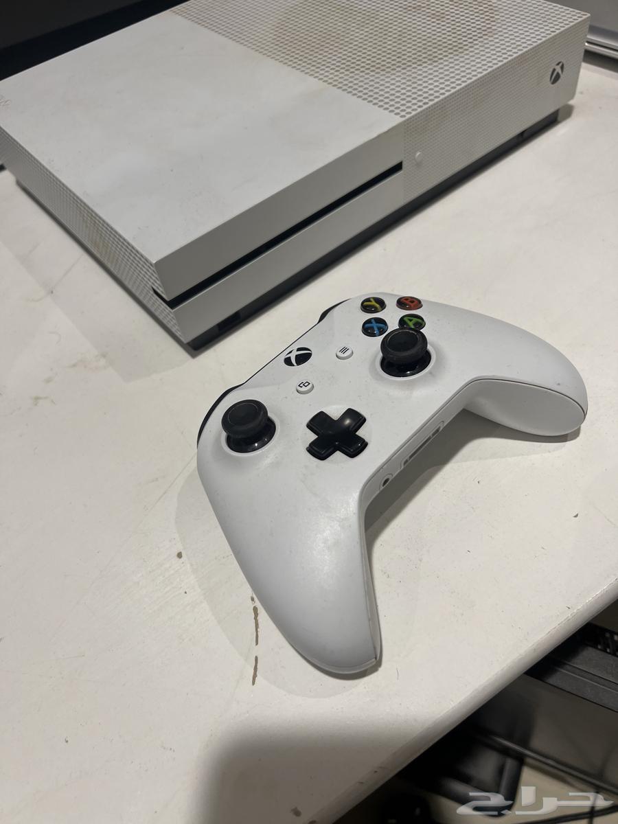 Sony Xbox in excellent condition, no issues at all, comes with one hand64503637173251112