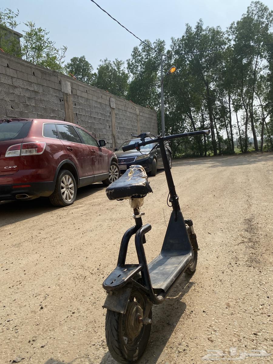 سكوتر نظيف بس فيه البطاريه و الدعسه كلشي صلحان حتى الدينمو64510140080514111