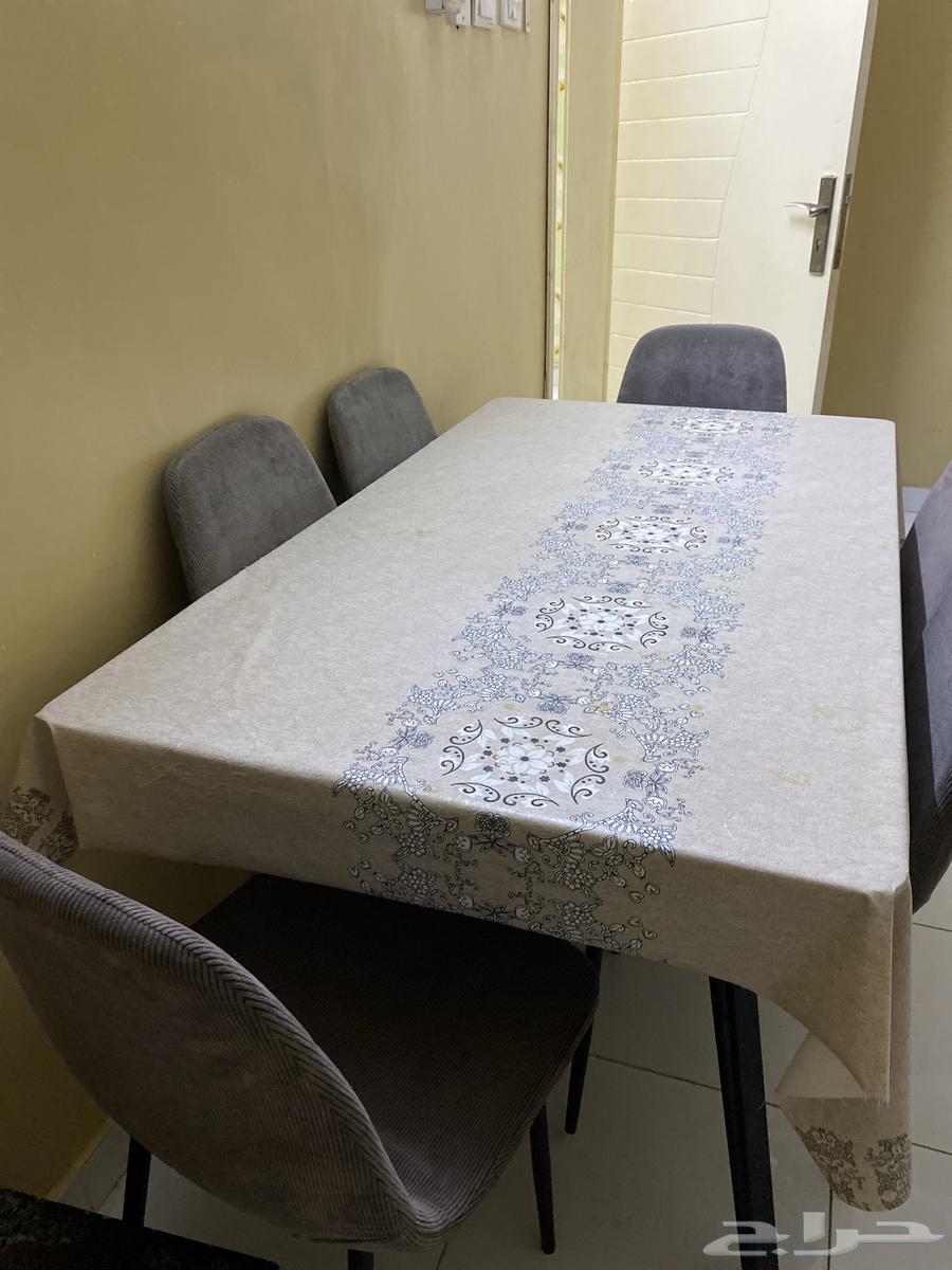 طاولة 6 كراسي بحاله جيدة ب200 ريال قابل للتفاوض64509279014530112