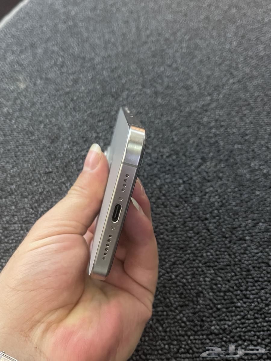 جوال 15 برو ماكس بحاله الزيرو بدون اي خدش شاحن اصلي وعلبه64503472911491112