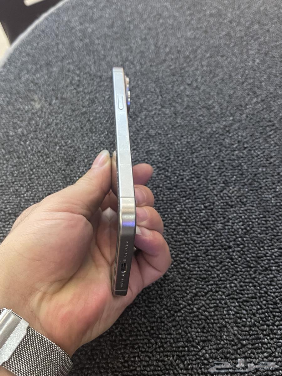 جوال 15 برو ماكس بحاله الزيرو بدون اي خدش شاحن اصلي وعلبه64503472911491113
